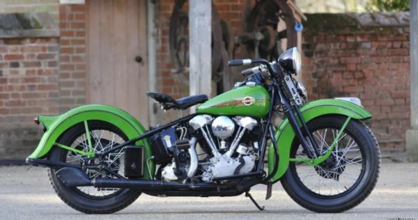 1936-а е важна в историята на Harley-Davidson, тъй като е годината на първия Harley v-twin с горен клапан. Проблемите с предишните двигатели започнаха да опетнят имиджа и се опита да ги изглади с по-добра технология. Заедно с новото разположение на клапаните, новият мотор получава и система за смазване със сух картер. Купувачите веднага примат новите двигатели, наричайки ги нежно "Knucklehead" .

Отличителните белези от епохата на Голямата депресия продължават да влияят върху дизайна и днес. Големи мотоциклети с големи дебели гуми, разположени под дълбоки калници с широки седалки и още по-широки кормила, бързо издават Harley от това време. Същот като големите v-twin двигатели и капковидни бензинови резервоари.
Някои мотоциклети се предлагат със стилна двуцветна боя с ленти, докато други идват в ярко и наситено синьо и червено, а лъскаво черно винаги остава било на мода.

Днес Harley-Davidson EL е ценен мотоциклет. Нивата на производство са много по-ниски тогава, оставяйки малък набор от желани бройки днес. Поради това търговете могат да станат разгорещени –  Mecum продаде изискан модел от 1936 г.  за 190 000 долара само преди 24 месеца.
